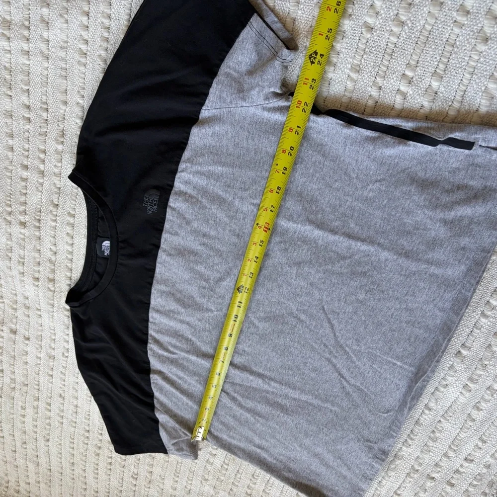 The North Face Black and Gray Colorblock Cropped T-Shirt Size Women’s XL - Picture 10 of 11